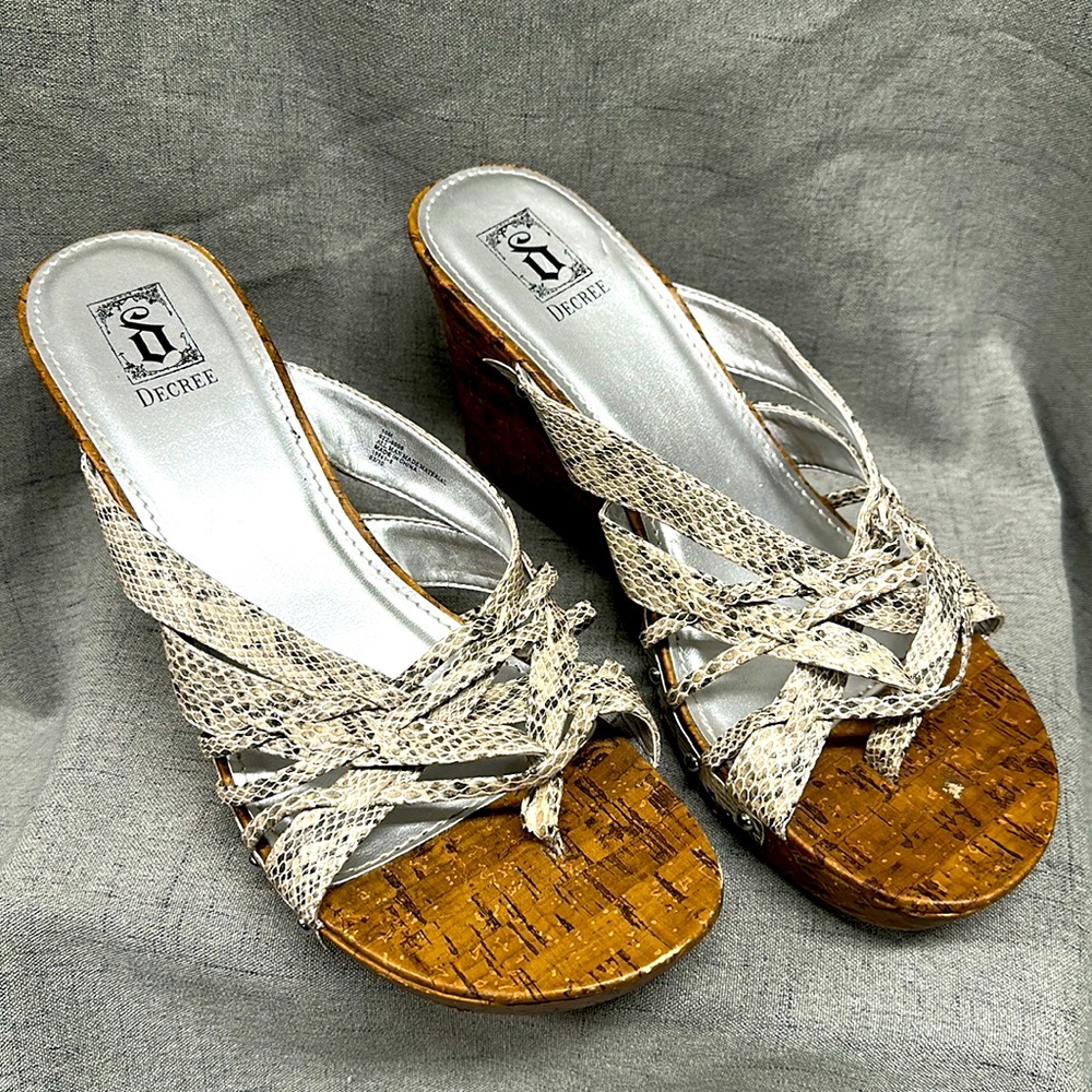 Decree size 10 sandal multi print/reptile design